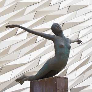 Explorează Belfast în ritmul tău cu tururi cu autobuzul hop-on hop-off – Vederi panoramice, ghiduri audio și opriri nelimitate în 2026